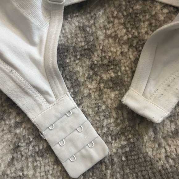 Nike White Underwire back clasp Sports Bra 38DD - Picture 3 of 4